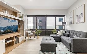 Executive Unit With Pool And Gym Near Riverfront